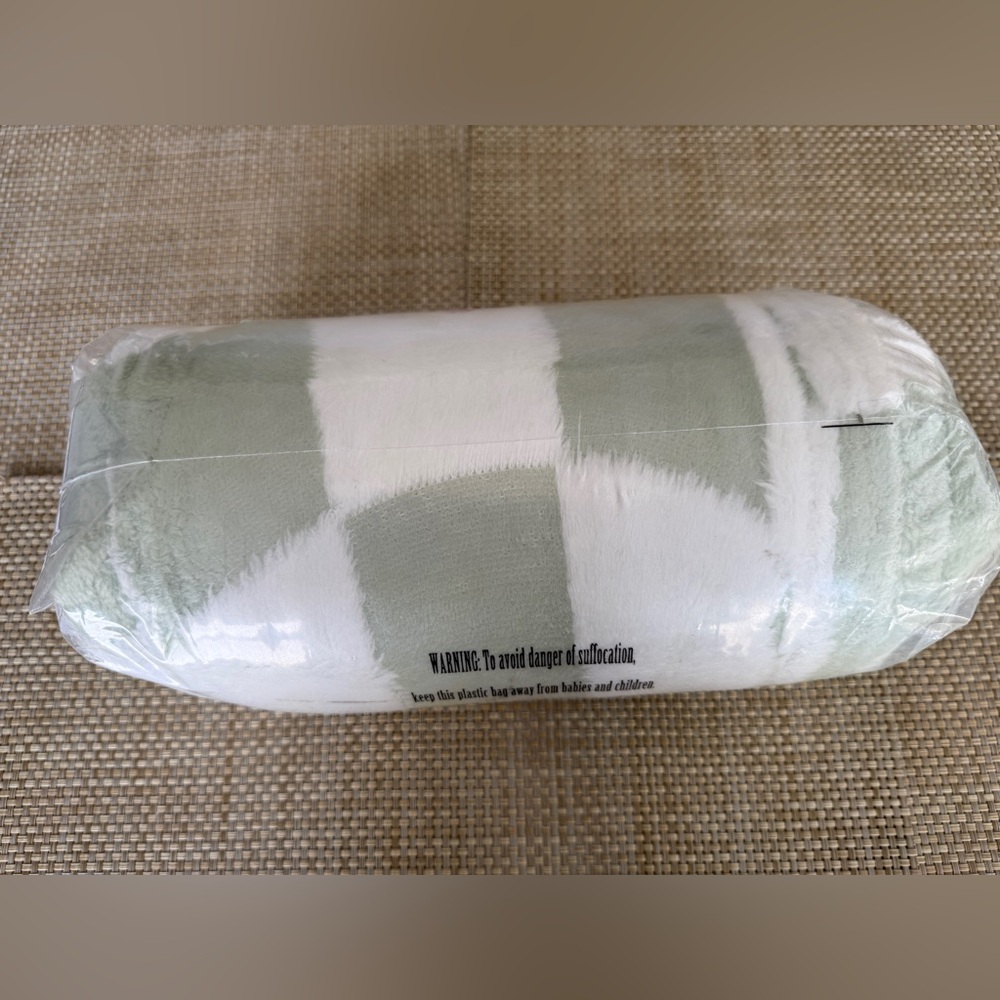 Super Soft Green and White Checkered King Size Blanket (NWT) - Picture 1 of 3